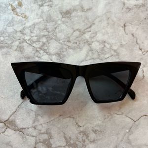 Cat eye trendy sunglasses with thick frame